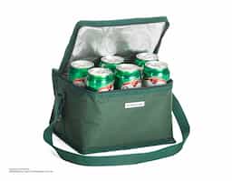 Bolsa térmica confeccionada em nylon, com capacidade de 9 litros, ideal para transportar alimentos e bebidas com praticidade. Possui bolso posterior em malha que facilita a organização de itens adicionais. Acompanha plaquinha metálica, indicada para personalização, agregando valor ao produto e tornando-o uma opção funcional para ações promocionais e brindes corporativos.