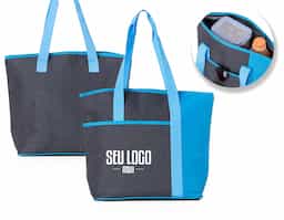 Sacola térmica confeccionada em poliéster 900D combinado ao 300D, materiais de alta resistência indicados para uso frequente. Possui capacidade de 15 litros, oferecendo ótimo aproveitamento interno para o transporte organizado de alimentos e bebidas. O compartimento principal conta com revestimento em PEVA, que auxilia na conservação térmica e facilita a limpeza. Dispõe ainda de bolso frontal funcional, ideal para itens de apoio ou uso rápido. Um brinde corporativo robusto e prático, pensado para rotinas ativas e para entregar durabilidade, utilidade real e boa presença de marca no dia a dia.