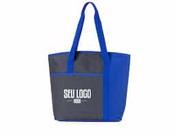 Sacola térmica confeccionada em poliéster 900D combinado ao 300D, materiais de alta resistência indicados para uso frequente. Possui capacidade de 15 litros, oferecendo ótimo aproveitamento interno para o transporte organizado de alimentos e bebidas. O compartimento principal conta com revestimento em PEVA, que auxilia na conservação térmica e facilita a limpeza. Dispõe ainda de bolso frontal funcional, ideal para itens de apoio ou uso rápido. Um brinde corporativo robusto e prático, pensado para rotinas ativas e para entregar durabilidade, utilidade real e boa presença de marca no dia a dia.