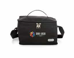 Bolsa térmica confeccionada em nylon, material leve e resistente, ideal para uso diário e deslocamentos rápidos. Possui capacidade de 6 litros, oferecendo espaço funcional para transportar alimentos e bebidas com organização. A plaquinha metálica fixa agrega acabamento diferenciado e permite personalização discreta e durável, integrada ao design do produto. Seu formato compacto favorece o uso recorrente, tornando-a um brinde corporativo prático e de boa aceitação, associado à utilidade real, durabilidade e presença constante da marca no cotidiano do usuário.
