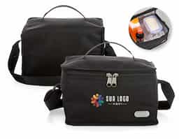 Bolsa térmica confeccionada em nylon, material leve e resistente, ideal para uso diário e deslocamentos rápidos. Possui capacidade de 6 litros, oferecendo espaço funcional para transportar alimentos e bebidas com organização. A plaquinha metálica fixa agrega acabamento diferenciado e permite personalização discreta e durável, integrada ao design do produto. Seu formato compacto favorece o uso recorrente, tornando-a um brinde corporativo prático e de boa aceitação, associado à utilidade real, durabilidade e presença constante da marca no cotidiano do usuário.