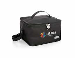 Bolsa térmica confeccionada em nylon, material leve e resistente, ideal para uso diário e deslocamentos rápidos. Possui capacidade de 6 litros, oferecendo espaço funcional para transportar alimentos e bebidas com organização. A plaquinha metálica fixa agrega acabamento diferenciado e permite personalização discreta e durável, integrada ao design do produto. Seu formato compacto favorece o uso recorrente, tornando-a um brinde corporativo prático e de boa aceitação, associado à utilidade real, durabilidade e presença constante da marca no cotidiano do usuário.