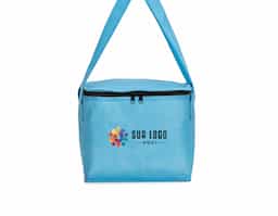 Bolsa térmica confeccionada em TNT impermeável, desenvolvida para oferecer praticidade e leveza no uso diário. Possui capacidade máxima de 10 litros e fechamento em zíper, garantindo melhor vedação e segurança no transporte. O revestimento interno em manta de alumínio auxilia na manutenção da temperatura de alimentos e bebidas por mais tempo. Conta com duas alças costuradas nas laterais, que proporcionam firmeza e conforto ao carregar. Um brinde corporativo funcional, de fácil aceitação e pensado para uso recorrente, associado à utilidade real e boa presença de marca.