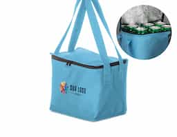 Bolsa térmica confeccionada em TNT impermeável, desenvolvida para oferecer praticidade e leveza no uso diário. Possui capacidade máxima de 10 litros e fechamento em zíper, garantindo melhor vedação e segurança no transporte. O revestimento interno em manta de alumínio auxilia na manutenção da temperatura de alimentos e bebidas por mais tempo. Conta com duas alças costuradas nas laterais, que proporcionam firmeza e conforto ao carregar. Um brinde corporativo funcional, de fácil aceitação e pensado para uso recorrente, associado à utilidade real e boa presença de marca.