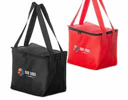 Bolsa térmica confeccionada em TNT impermeável, desenvolvida para oferecer praticidade e leveza no uso diário. Possui capacidade máxima de 10 litros e fechamento em zíper, garantindo melhor vedação e segurança no transporte. O revestimento interno em manta de alumínio auxilia na manutenção da temperatura de alimentos e bebidas por mais tempo. Conta com duas alças costuradas nas laterais, que proporcionam firmeza e conforto ao carregar. Um brinde corporativo funcional, de fácil aceitação e pensado para uso recorrente, associado à utilidade real e boa presença de marca.