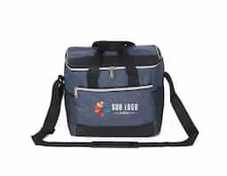 Bolsa térmica confeccionada em poliéster resistente à água e capacidade de até 15 litros. Possui revestimento interno em PEVA antivazamento, que ajuda a conservar a temperatura de alimentos e bebidas por mais tempo. Conta com bolso frontal com zíper, dois bolsos laterais em tela de nylon, alças de mão e alça transversal fixa, regulável e com apoio para ombro.