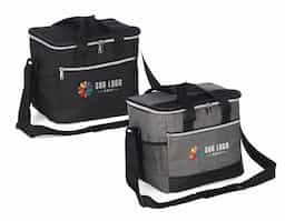 Bolsa térmica confeccionada em poliéster resistente à água e capacidade de até 15 litros. Possui revestimento interno em PEVA antivazamento, que ajuda a conservar a temperatura de alimentos e bebidas por mais tempo. Conta com bolso frontal com zíper, dois bolsos laterais em tela de nylon, alças de mão e alça transversal fixa, regulável e com apoio para ombro.