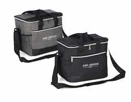 Bolsa térmica confeccionada em poliéster resistente à água e capacidade de até 15 litros. Possui revestimento interno em PEVA antivazamento, que ajuda a conservar a temperatura de alimentos e bebidas por mais tempo. Conta com bolso frontal com zíper, dois bolsos laterais em tela de nylon, alças de mão e alça transversal fixa, regulável e com apoio para ombro.