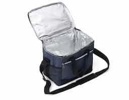 Bolsa térmica confeccionada em poliéster resistente à água e capacidade de até 15 litros. Possui revestimento interno em PEVA antivazamento, que ajuda a conservar a temperatura de alimentos e bebidas por mais tempo. Conta com bolso frontal com zíper, dois bolsos laterais em tela de nylon, alças de mão e alça transversal fixa, regulável e com apoio para ombro.