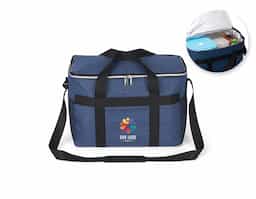 Bolsa térmica confeccionada em poliéster Oxford 300D, material reconhecido pela resistência e durabilidade, ideal para o transporte seguro de alimentos e bebidas. Com capacidade de 31 litros, oferece amplo espaço interno para diferentes necessidades do dia a dia. Possui bolso frontal que facilita o acesso a itens menores e bolsos laterais em malha que auxiliam na organização. Seu design funcional e versátil torna o produto adequado para diversas ocasiões, como passeios, viagens, atividades ao ar livre ou uso cotidiano, além de ser uma excelente opção para ações promocionais e brindes corporativos.