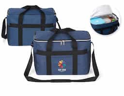 Bolsa térmica confeccionada em poliéster Oxford 300D, material reconhecido pela resistência e durabilidade, ideal para o transporte seguro de alimentos e bebidas. Com capacidade de 31 litros, oferece amplo espaço interno para diferentes necessidades do dia a dia. Possui bolso frontal que facilita o acesso a itens menores e bolsos laterais em malha que auxiliam na organização. Seu design funcional e versátil torna o produto adequado para diversas ocasiões, como passeios, viagens, atividades ao ar livre ou uso cotidiano, além de ser uma excelente opção para ações promocionais e brindes corporativos.
