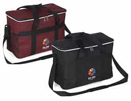 Bolsa térmica confeccionada em poliéster Oxford 300D, material reconhecido pela resistência e durabilidade, ideal para o transporte seguro de alimentos e bebidas. Com capacidade de 31 litros, oferece amplo espaço interno para diferentes necessidades do dia a dia. Possui bolso frontal que facilita o acesso a itens menores e bolsos laterais em malha que auxiliam na organização. Seu design funcional e versátil torna o produto adequado para diversas ocasiões, como passeios, viagens, atividades ao ar livre ou uso cotidiano, além de ser uma excelente opção para ações promocionais e brindes corporativos.