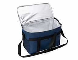 Bolsa térmica confeccionada em poliéster Oxford 300D, material reconhecido pela resistência e durabilidade, ideal para o transporte seguro de alimentos e bebidas. Com capacidade de 31 litros, oferece amplo espaço interno para diferentes necessidades do dia a dia. Possui bolso frontal que facilita o acesso a itens menores e bolsos laterais em malha que auxiliam na organização. Seu design funcional e versátil torna o produto adequado para diversas ocasiões, como passeios, viagens, atividades ao ar livre ou uso cotidiano, além de ser uma excelente opção para ações promocionais e brindes corporativos.