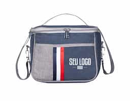 Bolsa térmica confeccionada em nylon, com capacidade de 7 litros, projetada para oferecer praticidade e organização no uso diário. Possui dois compartimentos bem distribuídos, sendo o principal com revestimento térmico que auxilia na conservação da temperatura de alimentos e bebidas. Conta ainda com bolso frontal funcional, ideal para itens de apoio ou acesso rápido. Acompanha alça transversal, que garante conforto e versatilidade no transporte. Um item compacto, funcional e de uso recorrente, que se destaca como brinde corporativo pela utilidade real e pela presença constante na rotina do usuário.