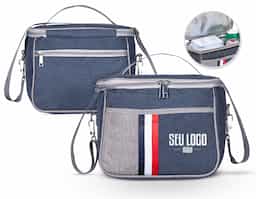 Bolsa térmica confeccionada em nylon, com capacidade de 7 litros, projetada para oferecer praticidade e organização no uso diário. Possui dois compartimentos bem distribuídos, sendo o principal com revestimento térmico que auxilia na conservação da temperatura de alimentos e bebidas. Conta ainda com bolso frontal funcional, ideal para itens de apoio ou acesso rápido. Acompanha alça transversal, que garante conforto e versatilidade no transporte. Um item compacto, funcional e de uso recorrente, que se destaca como brinde corporativo pela utilidade real e pela presença constante na rotina do usuário.