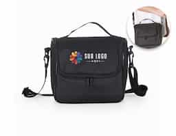 Bolsa térmica com capacidade de 8,5 litros, confeccionada externamente em nylon, material reconhecido pela resistência e durabilidade. Possui abertura frontal que facilita o acesso ao compartimento interno, além de dois encaixes laterais para fixação de ganchos. Conta também com alça superior que proporciona praticidade no transporte. Acompanha plaquinha destinada à personalização, tornando-se uma opção funcional e adequada para ações promocionais e brindes corporativos.