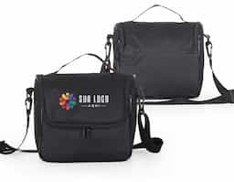 Bolsa térmica com capacidade de 8,5 litros, confeccionada externamente em nylon, material reconhecido pela resistência e durabilidade. Possui abertura frontal que facilita o acesso ao compartimento interno, além de dois encaixes laterais para fixação de ganchos. Conta também com alça superior que proporciona praticidade no transporte. Acompanha plaquinha destinada à personalização, tornando-se uma opção funcional e adequada para ações promocionais e brindes corporativos.