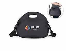 Bolsa térmica de mão com capacidade de 8 litros, confeccionada em nylon, material leve, resistente e adequado para uso frequente. Seu design compacto facilita o transporte de alimentos e bebidas em rotinas diárias e deslocamentos curtos. Conta com alça equipada com gancho, permitindo utilizá-la carregada ao corpo com mais conforto e praticidade. Acompanha plaquinha para personalização, integrada ao produto de forma discreta e durável. Um brinde corporativo funcional, pensado para uso real, que alia mobilidade, utilidade e boa exposição de marca no dia a dia.
