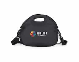 Bolsa térmica de mão com capacidade de 8 litros, confeccionada em nylon, material leve, resistente e adequado para uso frequente. Seu design compacto facilita o transporte de alimentos e bebidas em rotinas diárias e deslocamentos curtos. Conta com alça equipada com gancho, permitindo utilizá-la carregada ao corpo com mais conforto e praticidade. Acompanha plaquinha para personalização, integrada ao produto de forma discreta e durável. Um brinde corporativo funcional, pensado para uso real, que alia mobilidade, utilidade e boa exposição de marca no dia a dia.