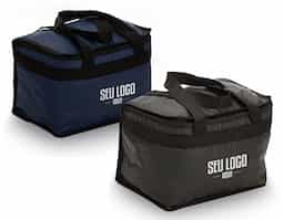Bolsa térmica com capacidade de 13 litros, confeccionada em bagum sintético, material resistente e de fácil limpeza, adequada para uso frequente. Possui revestimento interno em polietileno atóxico soldado, que evita vazamentos e garante maior segurança no transporte de alimentos e bebidas. A estrutura favorece a conservação térmica e a organização do conteúdo. Conta com alça de mão em polipropileno, proporcionando firmeza e conforto ao carregar. Um brinde corporativo funcional e durável, pensado para o uso cotidiano e para entregar utilidade real com boa presença de marca.