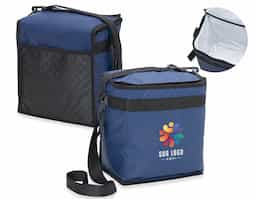 Bolsa térmica de bagum sintético com capacidade de 10 litros, contém revestimento interno em polietileno atóxico soldado (não vaza), bolso sintético externo de matelassê e alça tiracolo ajustável de polipropileno.