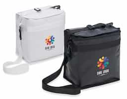 Bolsa térmica de bagum sintético com capacidade de 10 litros, contém revestimento interno em polietileno atóxico soldado (não vaza), bolso sintético externo de matelassê e alça tiracolo ajustável de polipropileno.