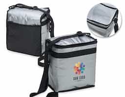 Bolsa térmica de pvc laminado com capacidade de 11 litros, contém revestimento interno em polietileno atóxico soldado (não vaza), bolso sintético externo de matelassê e alça tiracolo ajustável de polipropileno