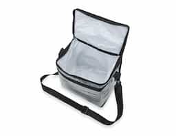Bolsa térmica de pvc laminado com capacidade de 11 litros, contém revestimento interno em polietileno atóxico soldado (não vaza), bolso sintético externo de matelassê e alça tiracolo ajustável de polipropileno