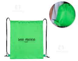 Mochila saco multifuncional em poliéster impermeável, leve e resistente. Possui cordões de nylon que funcionam como alças e sistema de fechamento prático, garantindo segurança e conforto no uso. Ideal como brinde corporativo moderno e versátil, combina funcionalidade, durabilidade e amplo espaço para personalização.