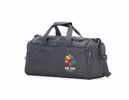 Bolsa Oxford impermeável com capacidade de 28 litros. Possui compartimento principal com amplo espaço, bolso frontal longo e dois bolsos laterais. A bolsa contém alças de nylon para mãos com suporte de velcro para unificação das alças, alça transversal regulável com apoio para ombro, duas fivelas superiores para encaixe da alça transversal, zíperes com puxadores plásticos, revestimento interno de poliéster e parte inferior com pequenas bases antiderrapantes.