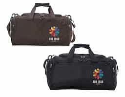 Bolsa Oxford impermeável com capacidade de 28 litros. Possui compartimento principal com amplo espaço, bolso frontal longo e dois bolsos laterais. A bolsa contém alças de nylon para mãos com suporte de velcro para unificação das alças, alça transversal regulável com apoio para ombro, duas fivelas superiores para encaixe da alça transversal, zíperes com puxadores plásticos, revestimento interno de poliéster e parte inferior com pequenas bases antiderrapantes.