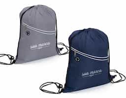 Mochila saco impermeável em fibra de poliéster. Contém bolso diagonal na parte frontal com entrada para fones de ouvido e alças de nylon.