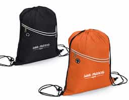 Mochila saco impermeável em fibra de poliéster. Contém bolso diagonal na parte frontal com entrada para fones de ouvido e alças de nylon.