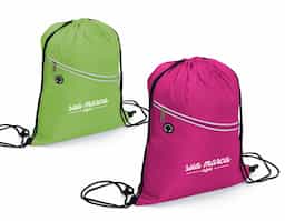 Mochila saco impermeável em fibra de poliéster. Contém bolso diagonal na parte frontal com entrada para fones de ouvido e alças de nylon.