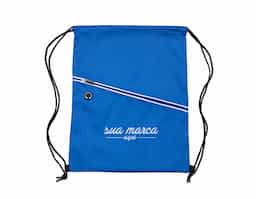 Mochila saco impermeável em fibra de poliéster. Contém bolso diagonal na parte frontal com entrada para fones de ouvido e alças de nylon.