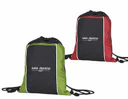 Mochila saco impermeável em fibra de poliéster. Contém bolso horizontal com zíper na parte frontal e alças de nylon.