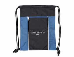 Mochila saco impermeável em fibra de poliéster. Contém bolso horizontal com zíper na parte frontal e alças de nylon.