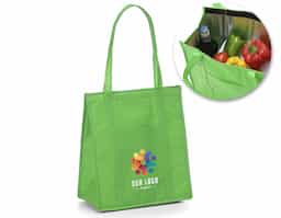 Sacola térmica funcional e bem estruturada, desenvolvida para facilitar o transporte e a conservação de alimentos e bebidas no dia a dia. Possui capacidade total de 18 litros, com fechamento em velcro que garante praticidade e melhor vedação térmica. Quando totalmente fechada, a capacidade útil é de aproximadamente 14 litros, mantendo o conteúdo organizado e protegido. Conta ainda com bolso frontal externo, ideal para armazenar utensílios, ou alimentos.