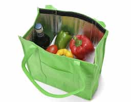 Sacola térmica funcional e bem estruturada, desenvolvida para facilitar o transporte e a conservação de alimentos e bebidas no dia a dia. Possui capacidade total de 18 litros, com fechamento em velcro que garante praticidade e melhor vedação térmica. Quando totalmente fechada, a capacidade útil é de aproximadamente 14 litros, mantendo o conteúdo organizado e protegido. Conta ainda com bolso frontal externo, ideal para armazenar utensílios, ou alimentos.