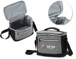 Bolsa térmica confeccionada em nylon, com capacidade de 10 litros, projetada para oferecer praticidade no transporte de alimentos e bebidas. Possui dois compartimentos que auxiliam na organização, sendo o compartimento principal com revestimento térmico para melhor conservação da temperatura. Conta ainda com bolsos laterais em malha, ideais para acomodar itens de acesso rápido. Seu design funcional torna o produto adequado para uso cotidiano, passeios e ações promocionais.