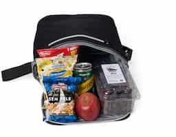 Bolsa térmica confeccionada em nylon, com capacidade de 10 litros, projetada para oferecer praticidade no transporte de alimentos e bebidas. Possui dois compartimentos que auxiliam na organização, sendo o compartimento principal com revestimento térmico para melhor conservação da temperatura. Conta ainda com bolsos laterais em malha, ideais para acomodar itens de acesso rápido. Seu design funcional torna o produto adequado para uso cotidiano, passeios e ações promocionais.