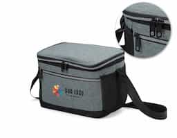 Bolsa térmica confeccionada em nylon, com capacidade de 11 litros e design pensado para organização e conforto no uso diário. Possui dois compartimentos, sendo o principal com revestimento térmico que auxilia na conservação da temperatura, além de bolso interno telado para acomodar utensílios de forma prática. Conta com bolsos laterais em malha, ideais para itens de acesso rápido, e alça transversal com apoio para o ombro, proporcionando transporte mais confortável. Um brinde corporativo funcional, versátil e alinhado a rotinas dinâmicas.
