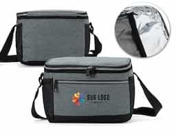 Bolsa térmica confeccionada em nylon, com capacidade de 11 litros e design pensado para organização e conforto no uso diário. Possui dois compartimentos, sendo o principal com revestimento térmico que auxilia na conservação da temperatura, além de bolso interno telado para acomodar utensílios de forma prática. Conta com bolsos laterais em malha, ideais para itens de acesso rápido, e alça transversal com apoio para o ombro, proporcionando transporte mais confortável. Um brinde corporativo funcional, versátil e alinhado a rotinas dinâmicas.