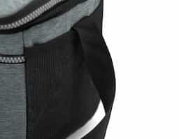 Bolsa térmica confeccionada em nylon, com capacidade de 11 litros e design pensado para organização e conforto no uso diário. Possui dois compartimentos, sendo o principal com revestimento térmico que auxilia na conservação da temperatura, além de bolso interno telado para acomodar utensílios de forma prática. Conta com bolsos laterais em malha, ideais para itens de acesso rápido, e alça transversal com apoio para o ombro, proporcionando transporte mais confortável. Um brinde corporativo funcional, versátil e alinhado a rotinas dinâmicas.
