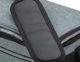 Bolsa térmica confeccionada em nylon, com capacidade de 11 litros e design pensado para organização e conforto no uso diário. Possui dois compartimentos, sendo o principal com revestimento térmico que auxilia na conservação da temperatura, além de bolso interno telado para acomodar utensílios de forma prática. Conta com bolsos laterais em malha, ideais para itens de acesso rápido, e alça transversal com apoio para o ombro, proporcionando transporte mais confortável. Um brinde corporativo funcional, versátil e alinhado a rotinas dinâmicas.