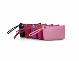 Necessaire impermeável de pvc, possui forro interno em poliéster e alça lateral externa para transporte.