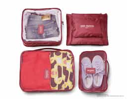 Kit necessaire com 6 peças confeccionadas em nylon. O cojunto de necessaires possui tamanhos diferenciados, sendo 3 unidades com: alça para transporte, zíperes com pegadores emborrachados, parte frontal com malha de nylon e plaquinha emborrachada para personalização; possui também 3 unidades de necessaires em nylon inteiramente lisas e impermeáveis