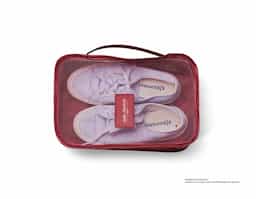 Kit necessaire com 6 peças confeccionadas em nylon. O cojunto de necessaires possui tamanhos diferenciados, sendo 3 unidades com: alça para transporte, zíperes com pegadores emborrachados, parte frontal com malha de nylon e plaquinha emborrachada para personalização; possui também 3 unidades de necessaires em nylon inteiramente lisas e impermeáveis