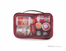 Kit necessaire com 6 peças confeccionadas em nylon. O cojunto de necessaires possui tamanhos diferenciados, sendo 3 unidades com: alça para transporte, zíperes com pegadores emborrachados, parte frontal com malha de nylon e plaquinha emborrachada para personalização; possui também 3 unidades de necessaires em nylon inteiramente lisas e impermeáveis