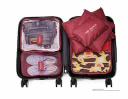 Kit necessaire com 6 peças confeccionadas em nylon. O cojunto de necessaires possui tamanhos diferenciados, sendo 3 unidades com: alça para transporte, zíperes com pegadores emborrachados, parte frontal com malha de nylon e plaquinha emborrachada para personalização; possui também 3 unidades de necessaires em nylon inteiramente lisas e impermeáveis
